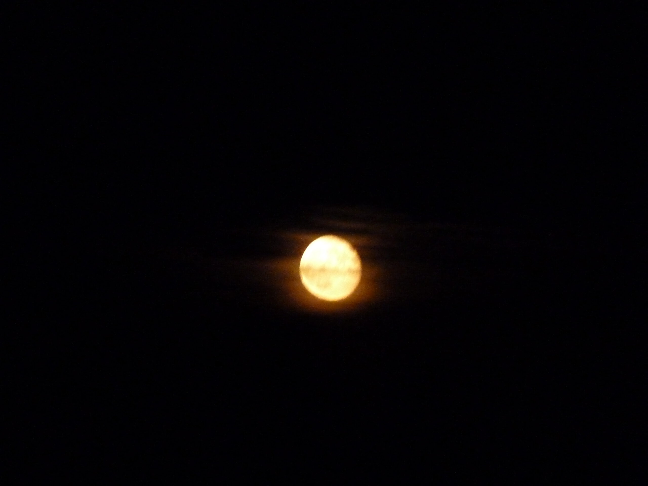 Ein Bild vo mMond bei Nacht mit ein paar Schleierwolken drumherum. (Foto: back-spin.de)